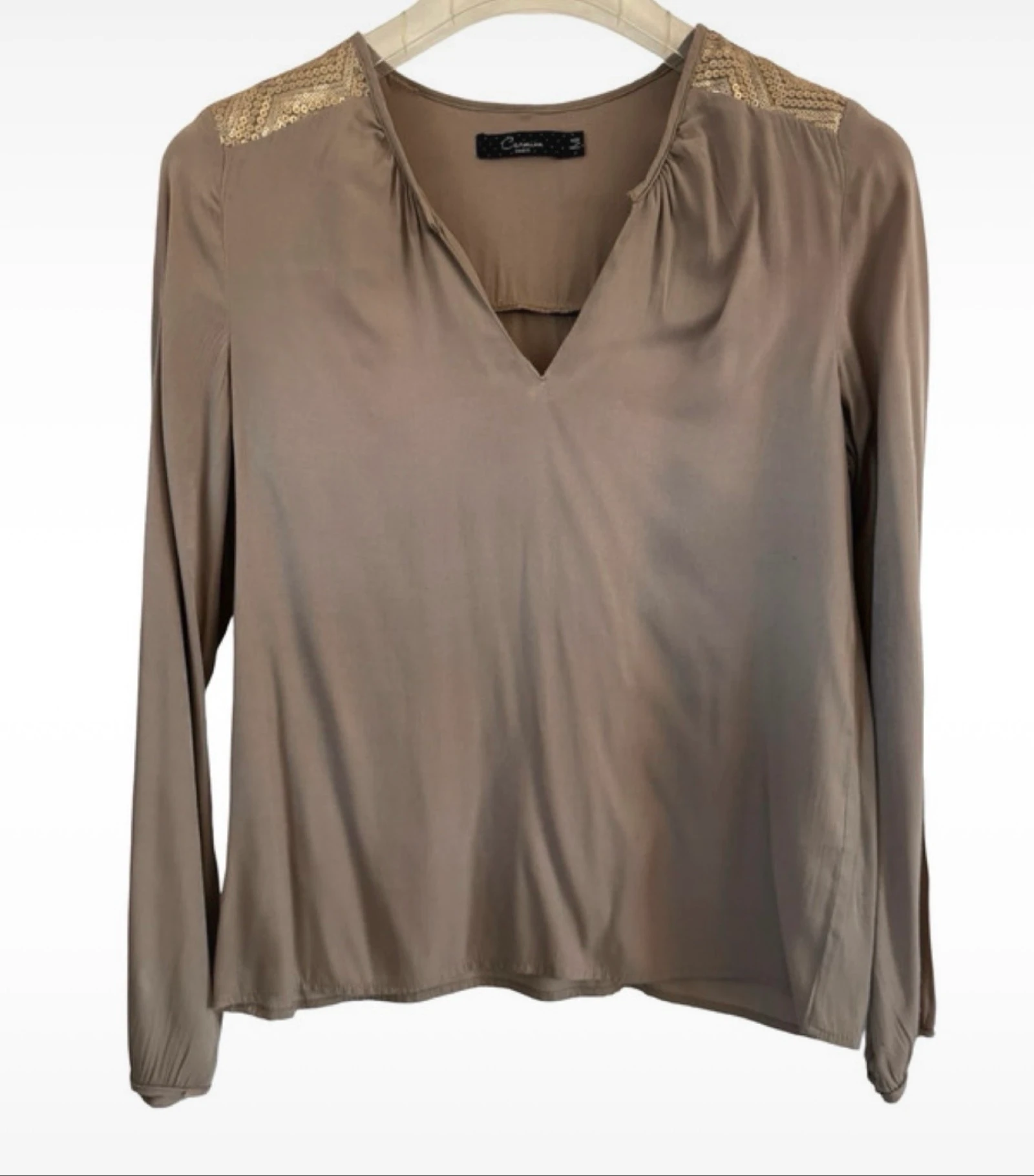 Blusa Carmin Paris color taupe con lentejuelas doradas talla M – photo 4